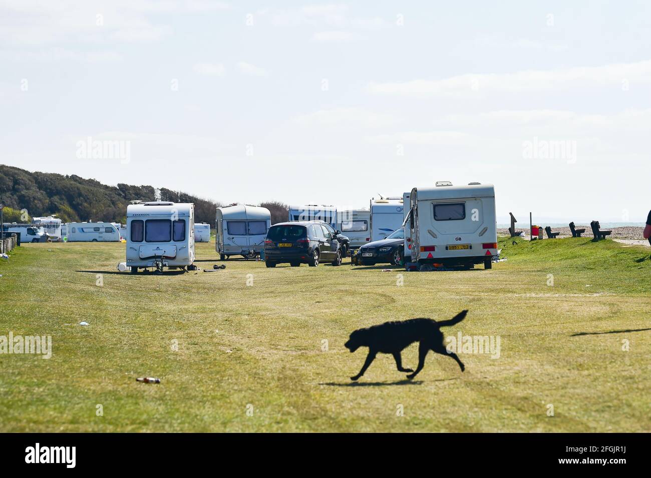 Worthing, Regno Unito. 25 Apr 2021. Il campeggio dei viaggiatori illegali che è stato istituito a Goring Gap, un luogo di bellezza ben noto vicino alla spiaggia vicino Worthing nel Sussex occidentale. Circa 30 carovane e case mobili sono arrivati negli ultimi giorni, ma West Sussex County Council hanno chiesto un ordine di tribunale il 28 aprile per averle rimosse: Credit: Simon Dack/Alamy Live News Foto Stock