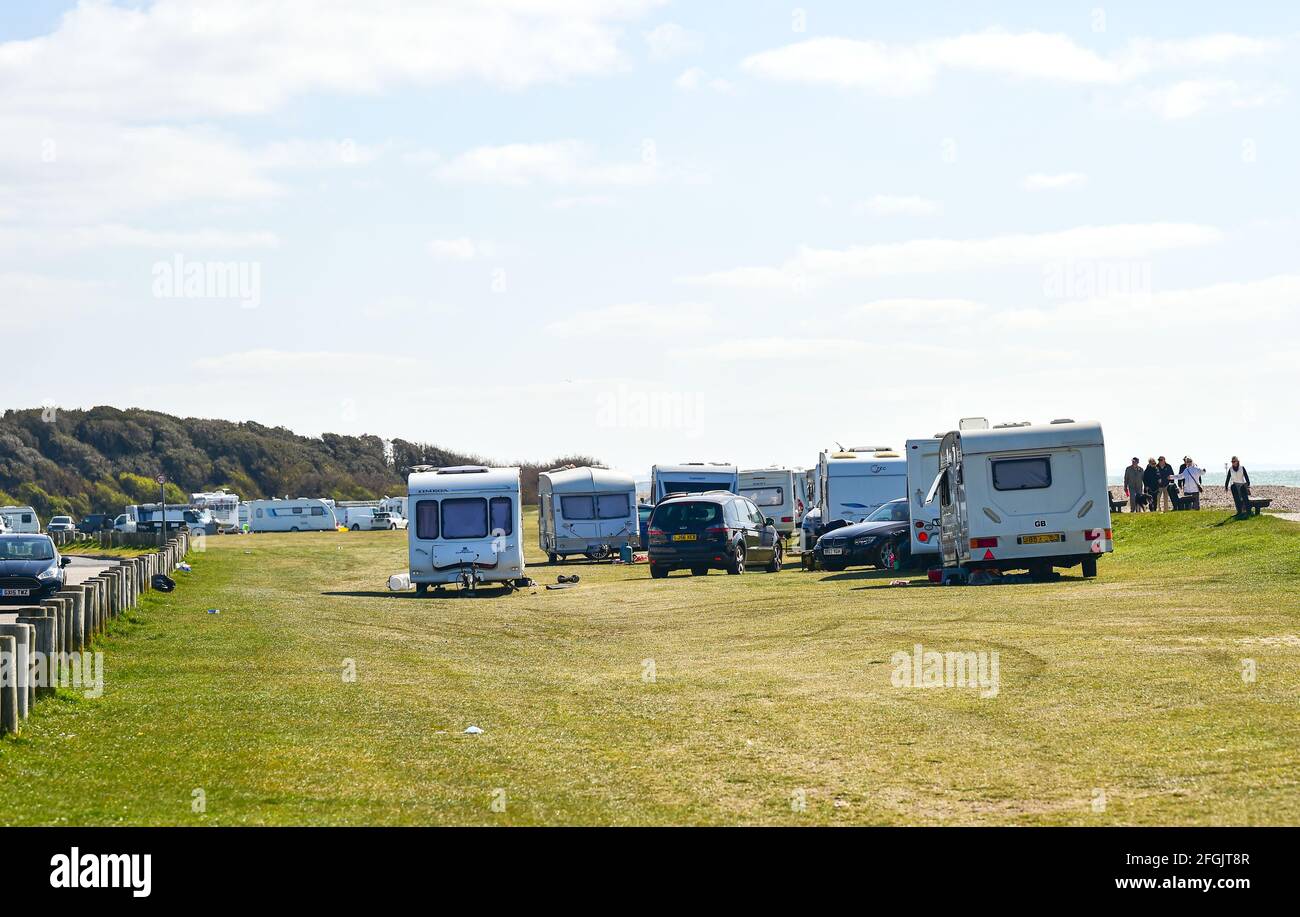 Worthing, Regno Unito. 25 Apr 2021. Il campeggio dei viaggiatori illegali che è stato istituito a Goring Gap, un luogo di bellezza ben noto vicino alla spiaggia vicino Worthing nel Sussex occidentale. Circa 30 carovane e case mobili sono arrivati negli ultimi giorni, ma West Sussex County Council hanno chiesto un ordine di tribunale il 28 aprile per averle rimosse: Credit: Simon Dack/Alamy Live News Foto Stock