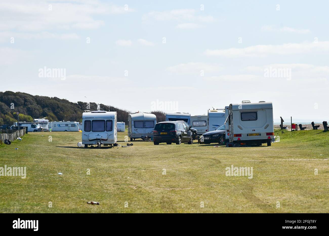 Worthing, Regno Unito. 25 Apr 2021. Il campeggio dei viaggiatori illegali che è stato istituito a Goring Gap, un luogo di bellezza ben noto vicino alla spiaggia vicino Worthing nel Sussex occidentale. Circa 30 carovane e case mobili sono arrivati negli ultimi giorni, ma West Sussex County Council hanno chiesto un ordine di tribunale il 28 aprile per averle rimosse: Credit: Simon Dack/Alamy Live News Foto Stock