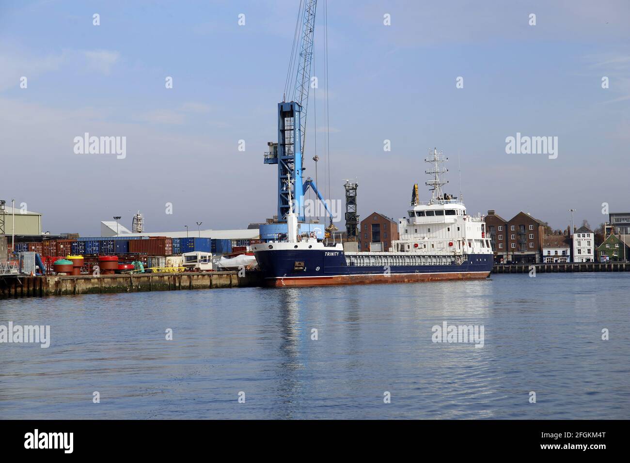 General Cargo Vessel, Trinity, che prende il carico a Poole, Dorset Foto Stock