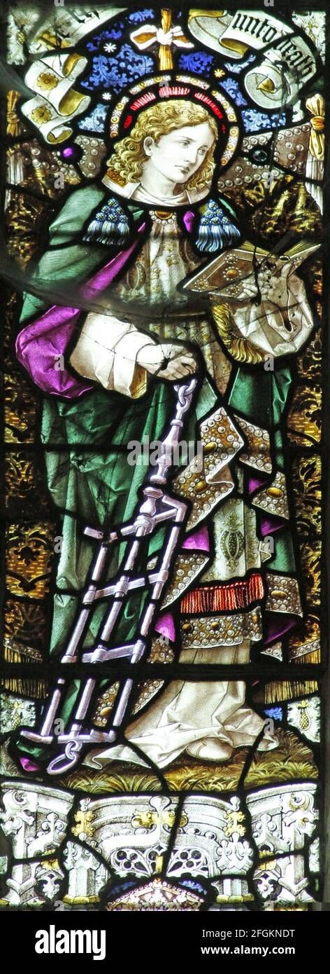 Vetrate colorate di Percy Bacon Brothers raffiguranti San Lorenzo; Chiesa di San Michele e tutti gli Angeli, Marwood, Devon Foto Stock