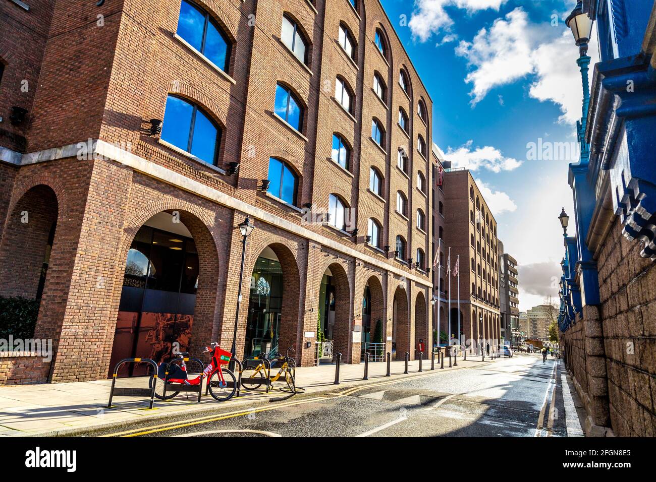 International House e St Katharine's Way vicino a Tower Bridge, Londra, Regno Unito Foto Stock