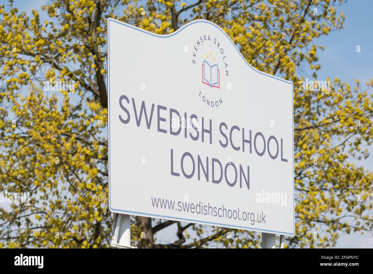 Insegne scolastiche fuori dalla Scuola Svedese, Barnes, Londra, Regno Unito Foto Stock