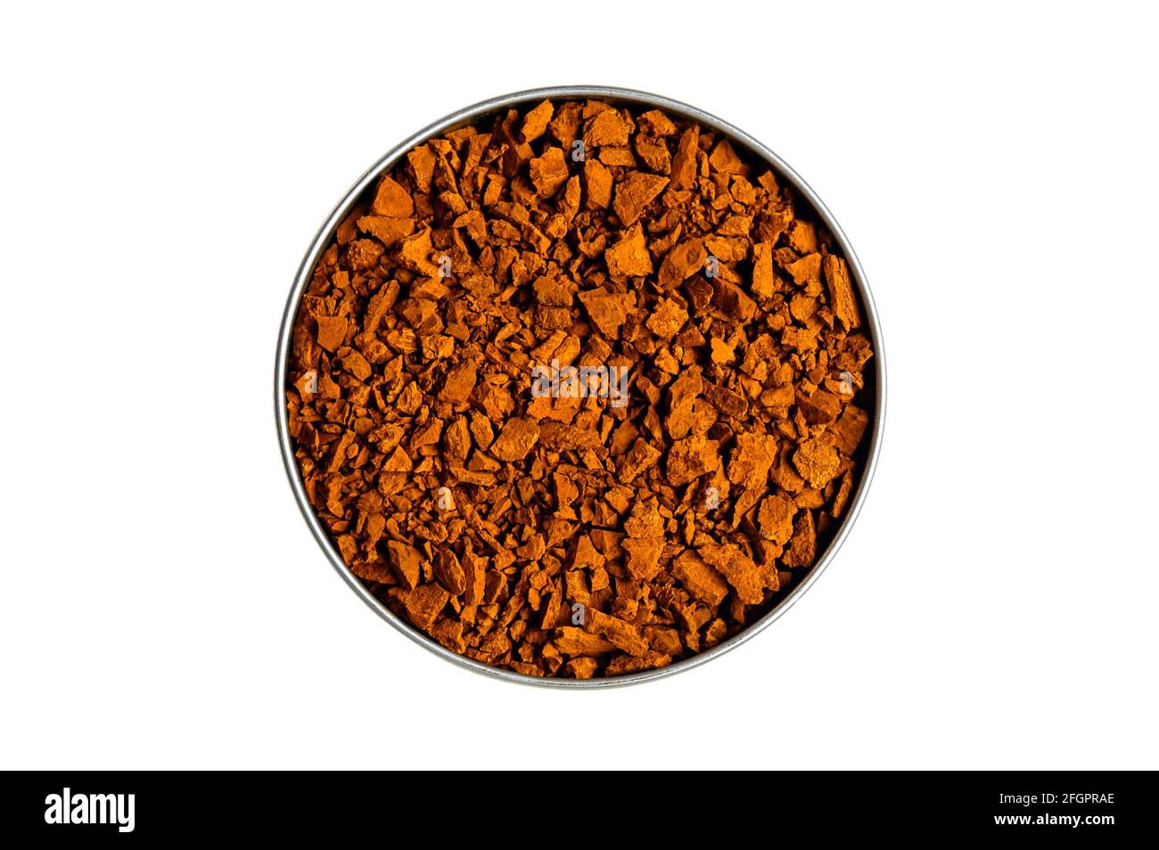 funghi chaga. piccoli pezzi asciutti di chaga fungo dell'albero di betulla in una ciotola rotonda isolata senza ombra su uno sfondo bianco. concetto di natu alternativo Foto Stock