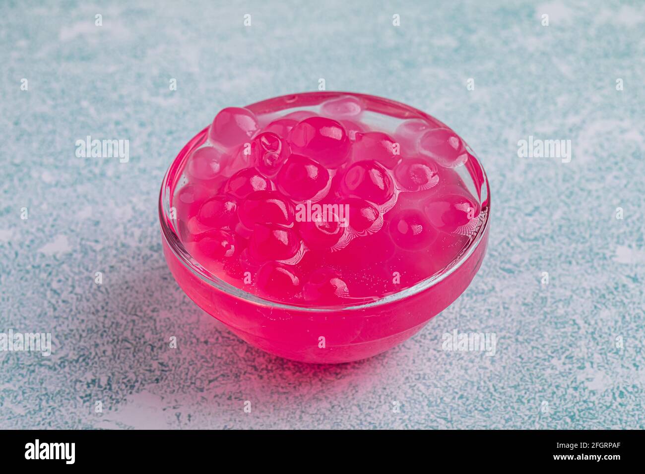 Ciotola di vetro di bolle rosa di perla di tapioca Foto Stock
