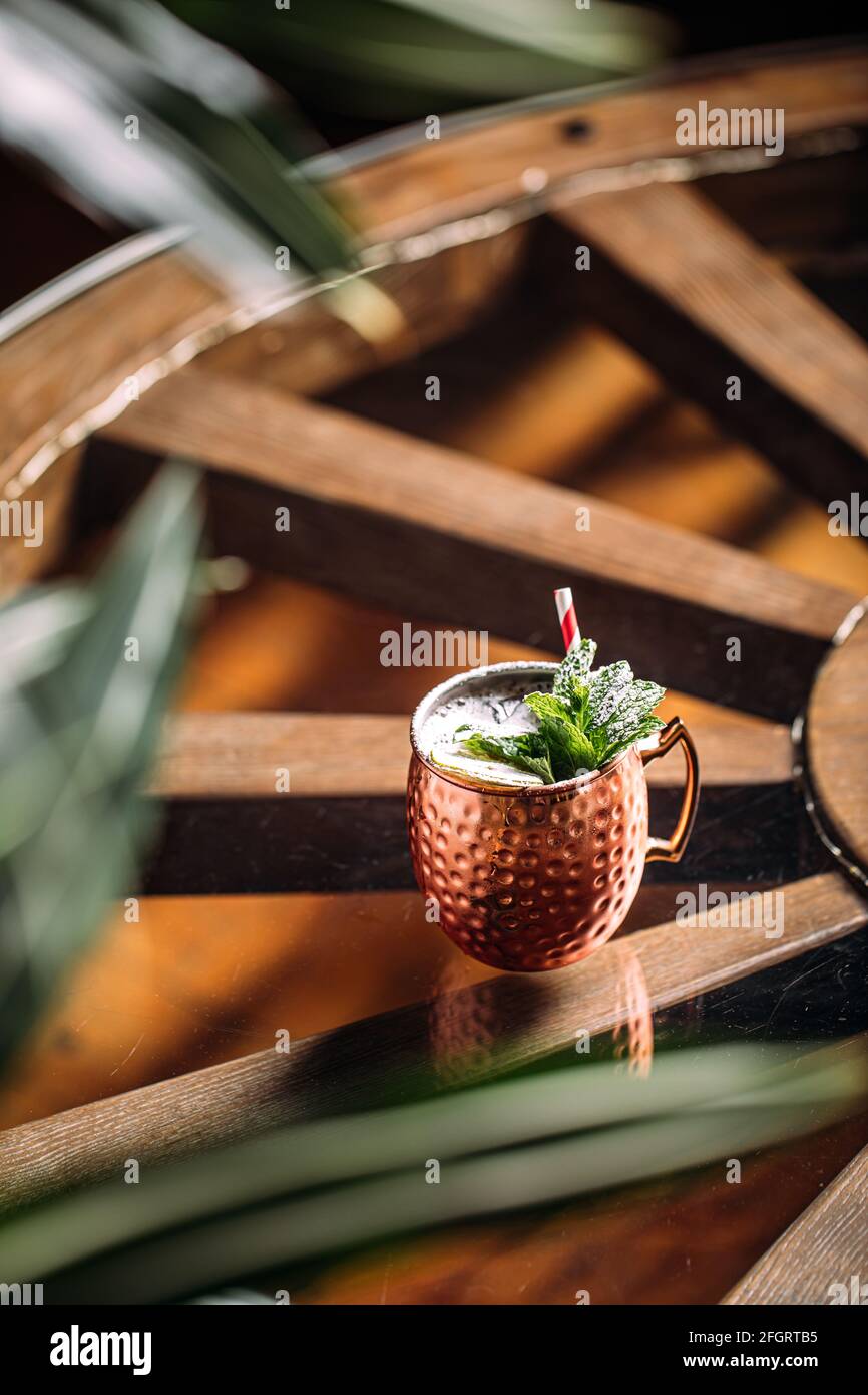 Tazza di rame di cocktail con menta e zucchero in polvere Foto Stock