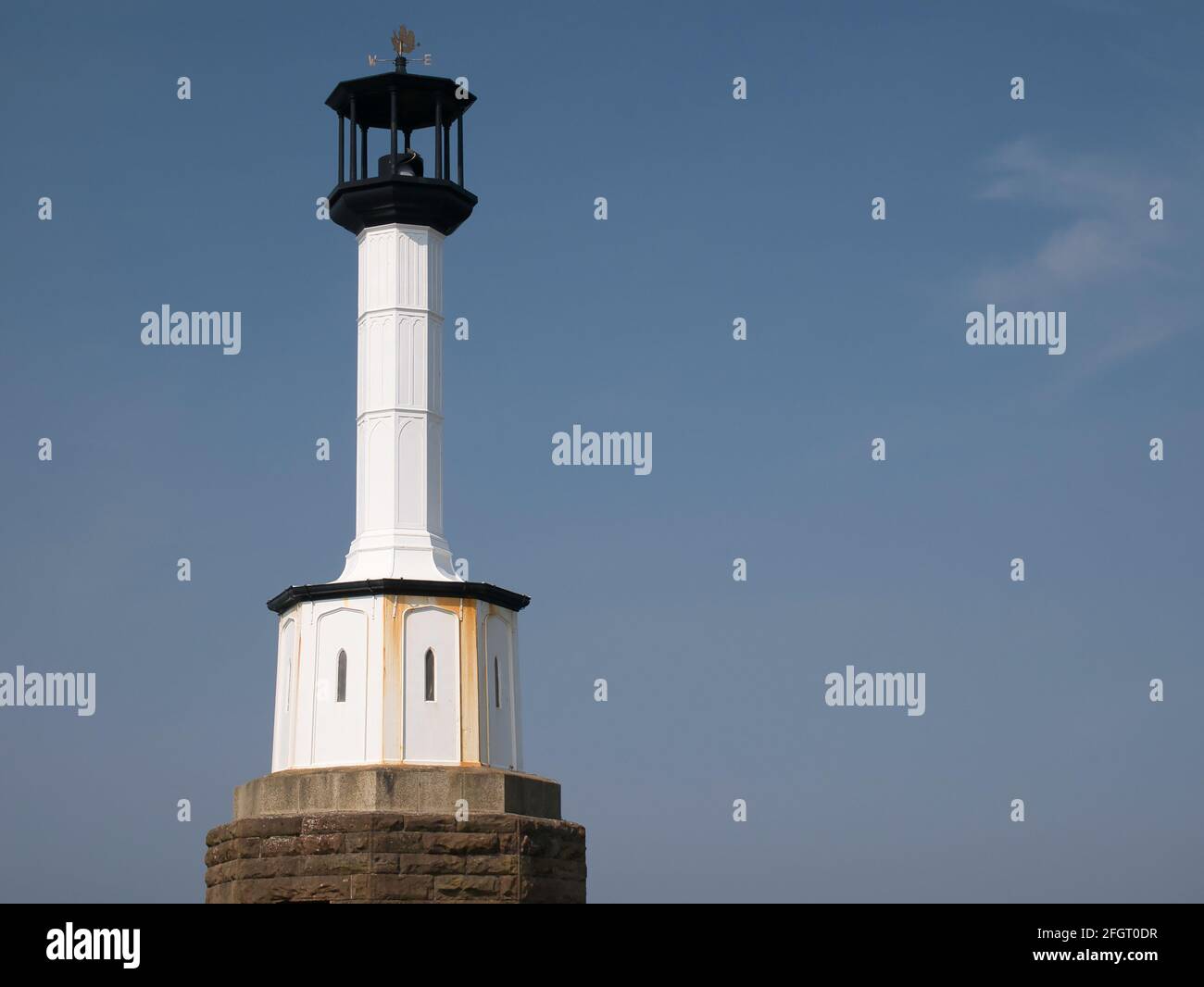 Il faro in ghisa, classificato di grado II, si trova all'ingresso del porto di Maryport sulla Solway Coast, nella Cumbria nord-occidentale, Inghilterra, Regno Unito. Foto Stock