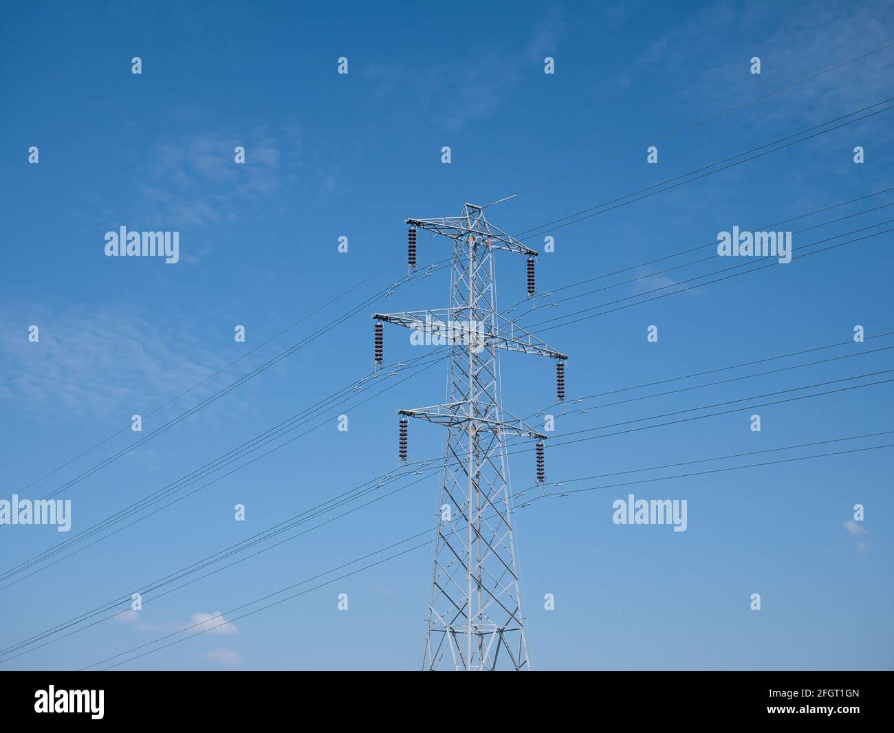 Un pilone di trasmissione dell'elettricità ad alta tensione - parte della rete nazionale per la distribuzione dell'energia elettrica tramite cavi aerei nel Regno Unito. Foto Stock