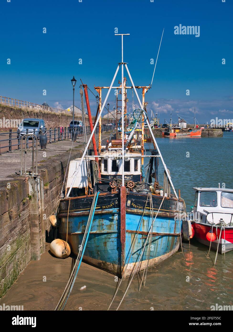 Una vecchia barca da pesca ormeggiata a Maryport sulla Solway Coast a Cumbria, Regno Unito. Una giornata di sole in primavera. Foto Stock