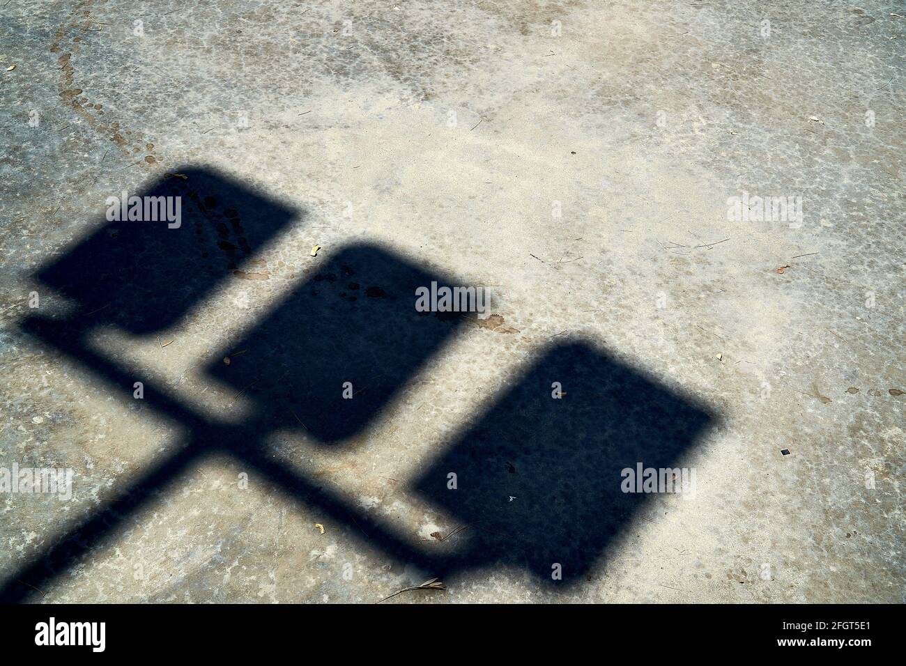 Tre luci si illuminano sul cemento su una texture di sfondo di una giornata di sole. Foto Stock