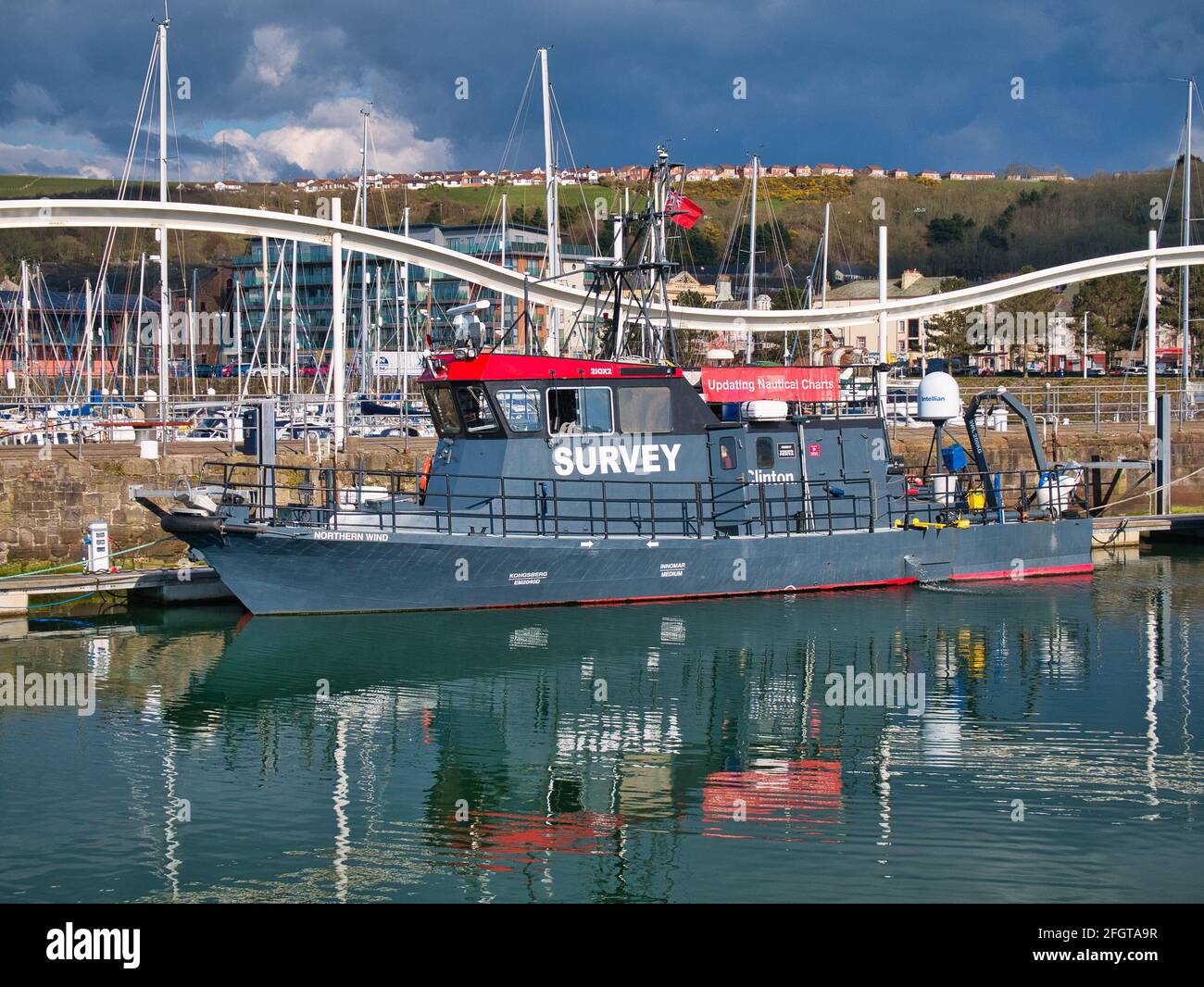 La nave di servizio offshore MV Northern Wind ormeggiata a Whitehaven Harbour in Cumbria, Inghilterra, Regno Unito. In una giornata di sole con cielo blu e cl bianco Foto Stock