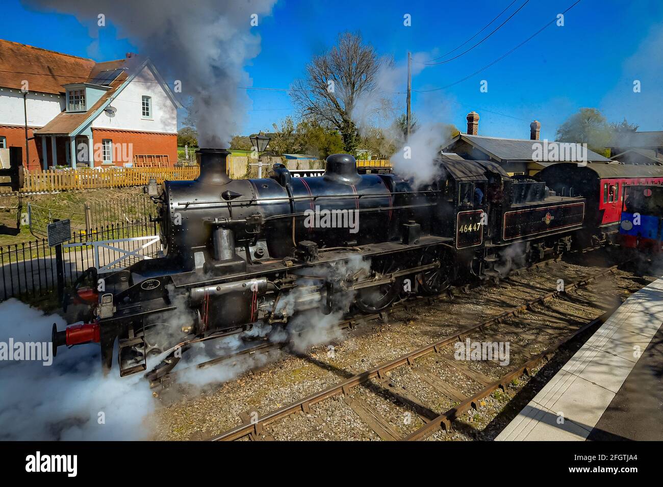 BR Ivatt Class 2MT 2-6-0 No. 46447 locomotiva si stira fuori dalla stazione di Cranmore, Somerset, sulla East Somerset Railway, durante il loro primo fine settimana di gala a vapore come faciliti di blocco. Data immagine: Domenica 25 aprile 2021. Foto Stock BR Ivatt Class 2MT 2-6-0 No. 46447 locomotiva si stira fuori dalla stazione di Cranmore, Somerset, sulla East Somerset Railway, durante il loro primo fine settimana di gala a vapore come faciliti di blocco. Data immagine: Domenica 25 aprile 2021. Foto Stock