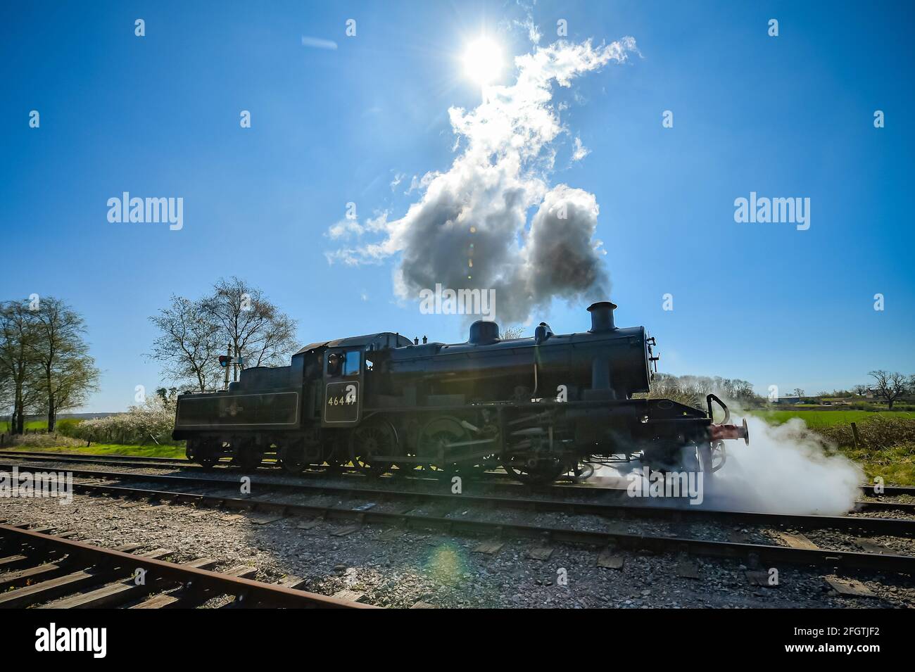 BR Ivatt Class 2MT 2-6-0 No. 46447 locomotiva tira fuori dalla stazione di Cranmore, Somerset, sulla East Somerset Railway, durante il loro primo fine settimana di gala a vapore come il blocco facilita. Data immagine: Domenica 25 aprile 2021. Foto Stock BR Ivatt Class 2MT 2-6-0 No. 46447 locomotiva tira fuori dalla stazione di Cranmore, Somerset, sulla East Somerset Railway, durante il loro primo fine settimana di gala a vapore come il blocco facilita. Data immagine: Domenica 25 aprile 2021. Foto Stock