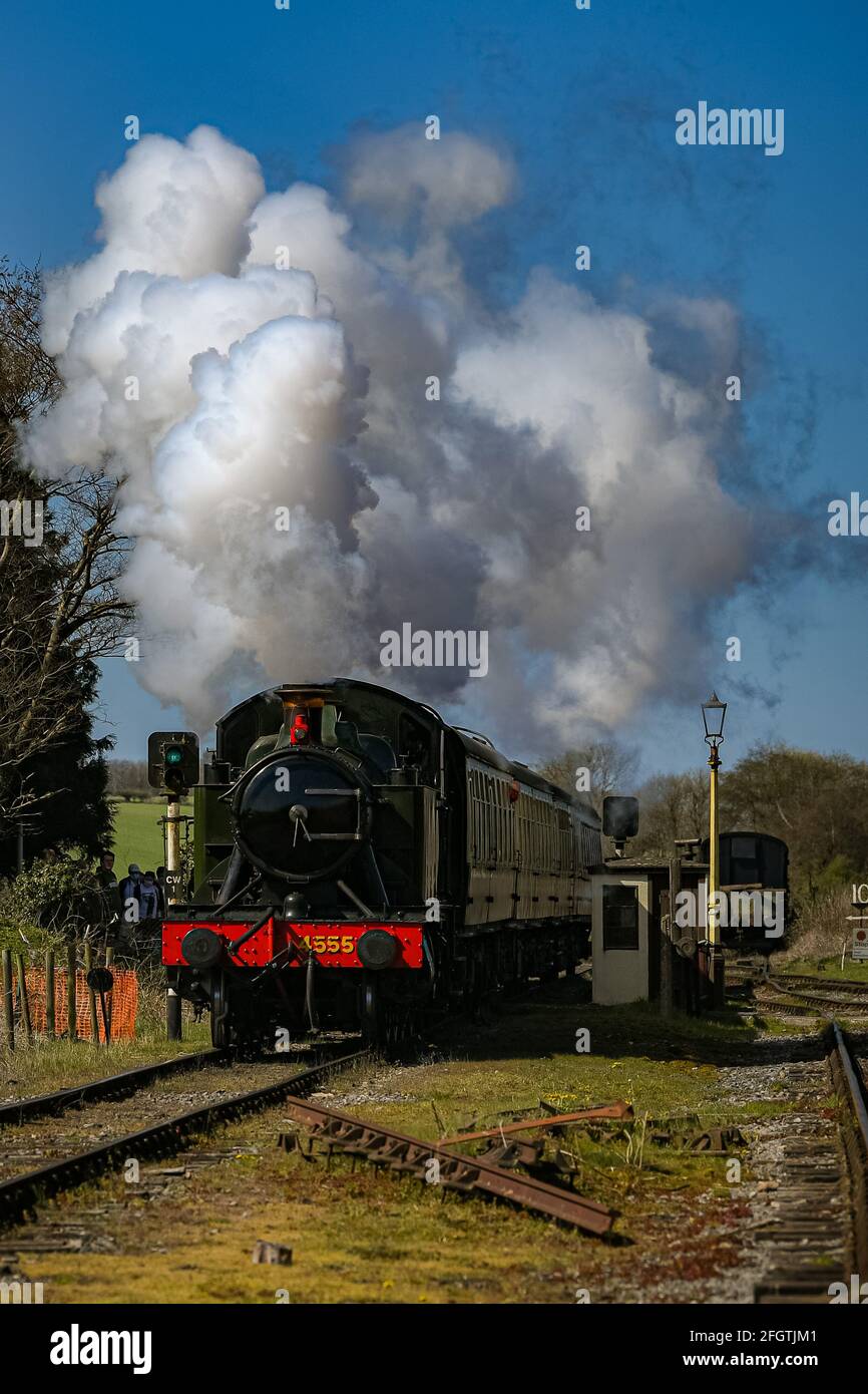 Great Western Railway 4500 Class No.4555 locomotiva si avvicina alla stazione di Cranmore, Somerset, sulla East Somerset Railway, durante il loro primo fine settimana di gala a vapore come il blocco facilita. Data immagine: Domenica 25 aprile 2021. Foto Stock Great Western Railway 4500 Class No.4555 locomotiva si avvicina alla stazione di Cranmore, Somerset, sulla East Somerset Railway, durante il loro primo fine settimana di gala a vapore come il blocco facilita. Data immagine: Domenica 25 aprile 2021. Foto Stock