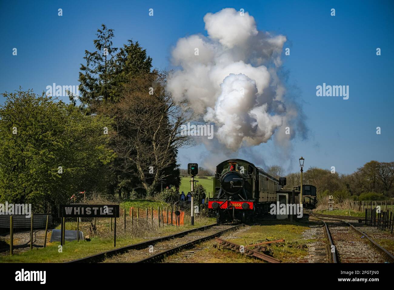 Great Western Railway 4500 Class No.4555 locomotiva si avvicina alla stazione di Cranmore, Somerset, sulla East Somerset Railway, durante il loro primo fine settimana di gala a vapore come il blocco facilita. Data immagine: Domenica 25 aprile 2021. Foto Stock Great Western Railway 4500 Class No.4555 locomotiva si avvicina alla stazione di Cranmore, Somerset, sulla East Somerset Railway, durante il loro primo fine settimana di gala a vapore come il blocco facilita. Data immagine: Domenica 25 aprile 2021. Foto Stock