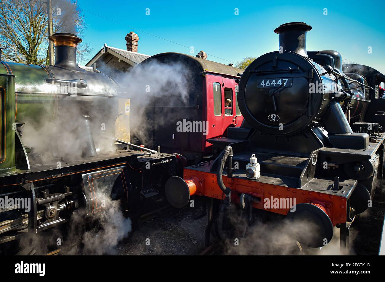 I bambini guardano fuori dalle finestre delle carrozze a bordo di un treno a vapore alla stazione di Cranmore, Somerset, sulla East Somerset Railway, durante il loro primo fine settimana di gala a vapore come il blocco facilita. Data immagine: Domenica 25 aprile 2021. Foto Stock I bambini guardano fuori dalle finestre delle carrozze a bordo di un treno a vapore alla stazione di Cranmore, Somerset, sulla East Somerset Railway, durante il loro primo fine settimana di gala a vapore come il blocco facilita. Data immagine: Domenica 25 aprile 2021. Foto Stock