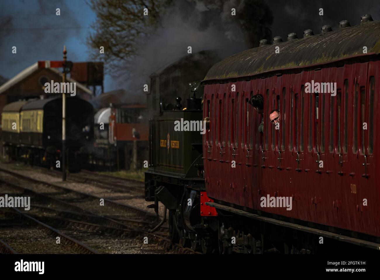 La gente guarda fuori dalle finestre delle carrozze a bordo di un treno a vapore alla stazione di Cranmore, Somerset, sulla East Somerset Railway, durante il loro primo fine settimana di gala a vapore come facilita il blocco. Data immagine: Domenica 25 aprile 2021. Foto Stock La gente guarda fuori dalle finestre delle carrozze a bordo di un treno a vapore alla stazione di Cranmore, Somerset, sulla East Somerset Railway, durante il loro primo fine settimana di gala a vapore come facilita il blocco. Data immagine: Domenica 25 aprile 2021. Foto Stock