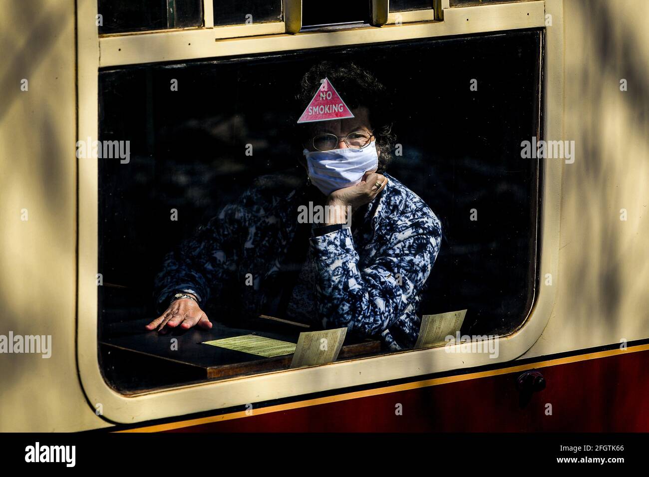 La gente guarda fuori dalle finestre delle carrozze a bordo di un treno a vapore alla stazione di Cranmore, Somerset, sulla East Somerset Railway, durante il loro primo fine settimana di gala a vapore come facilita il blocco. Data immagine: Domenica 25 aprile 2021. Foto Stock La gente guarda fuori dalle finestre delle carrozze a bordo di un treno a vapore alla stazione di Cranmore, Somerset, sulla East Somerset Railway, durante il loro primo fine settimana di gala a vapore come facilita il blocco. Data immagine: Domenica 25 aprile 2021. Foto Stock