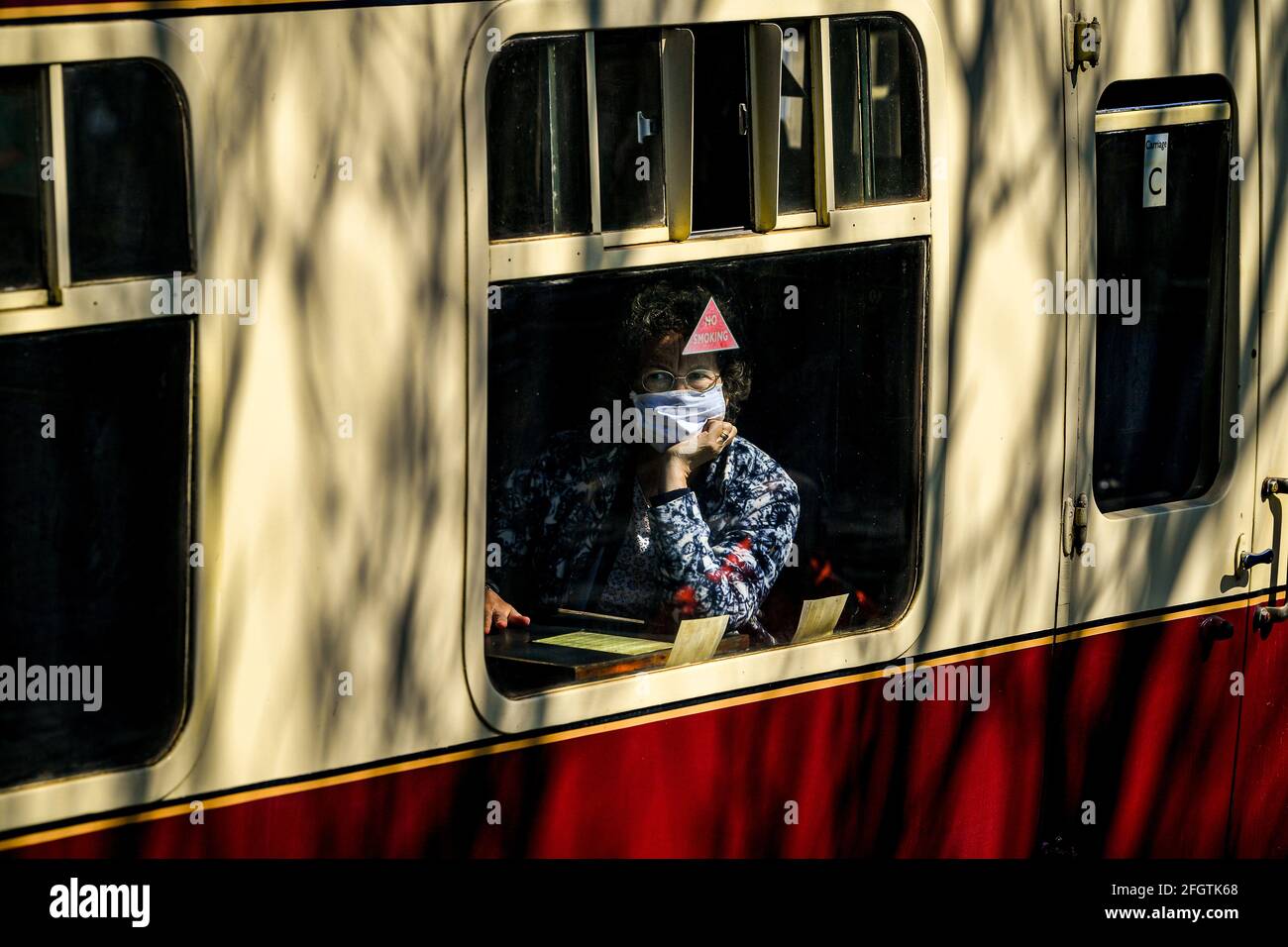 La gente guarda fuori dalle finestre delle carrozze a bordo di un treno a vapore alla stazione di Cranmore, Somerset, sulla East Somerset Railway, durante il loro primo fine settimana di gala a vapore come facilita il blocco. Data immagine: Domenica 25 aprile 2021. Foto Stock La gente guarda fuori dalle finestre delle carrozze a bordo di un treno a vapore alla stazione di Cranmore, Somerset, sulla East Somerset Railway, durante il loro primo fine settimana di gala a vapore come facilita il blocco. Data immagine: Domenica 25 aprile 2021. Foto Stock