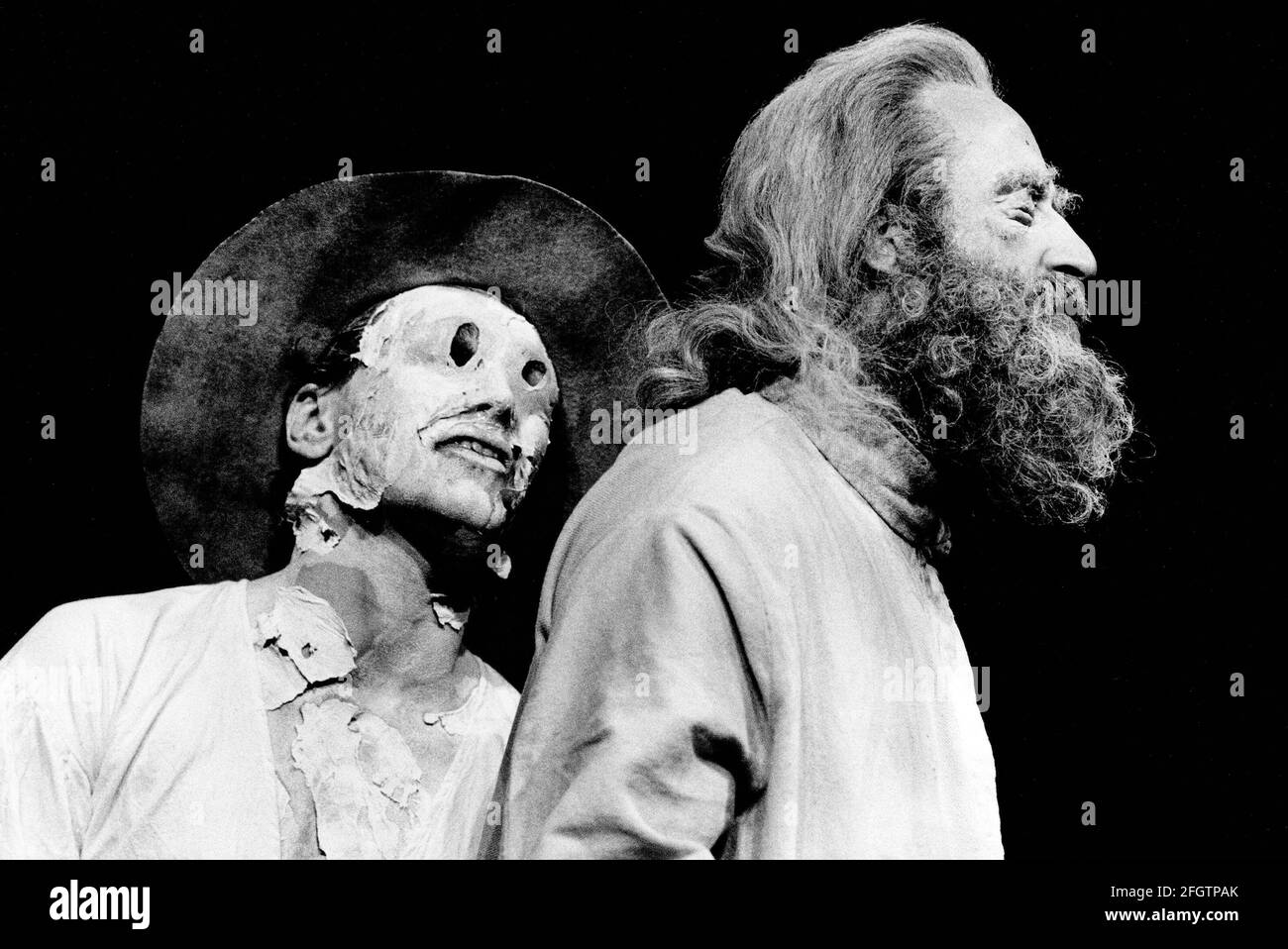 l-r: Mark Rylance (The Gravedigger's Boy), Bob Peck (Lear) a LEAR di Edward Bond alla Royal Shakespeare Company (RSC), l'altro luogo, Stratford-upon-Avon 06/1982/29 design: Kit Surrey illuminazione: Leo Leibovici combatte: Malcolm Ranson regista: Barry Kyle Foto Stock