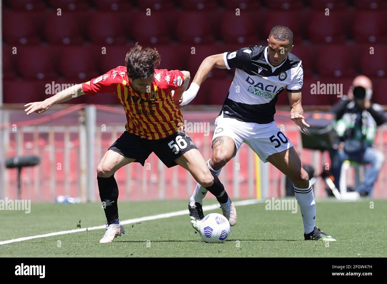 Benevento, Italia. 25 Apr 2021. Perparim Hetemaj di Benevento Calcio e Rodrigo Becao di Udinese Calcio si sfidano per la palla durante la Serie A, una partita di calcio tra Benevento Calcio e Udinese Calcio allo stadio Ciro Vigorito di Benevento (Italia), 25 aprile 2021. Photo Cesare Purini/Insifefoto Credit: Insifefoto srl/Alamy Live News Foto Stock