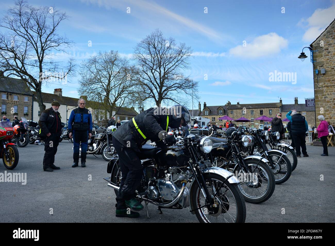 All'aperto socializzando Masham Yorkshire Inghilterra UK Foto Stock