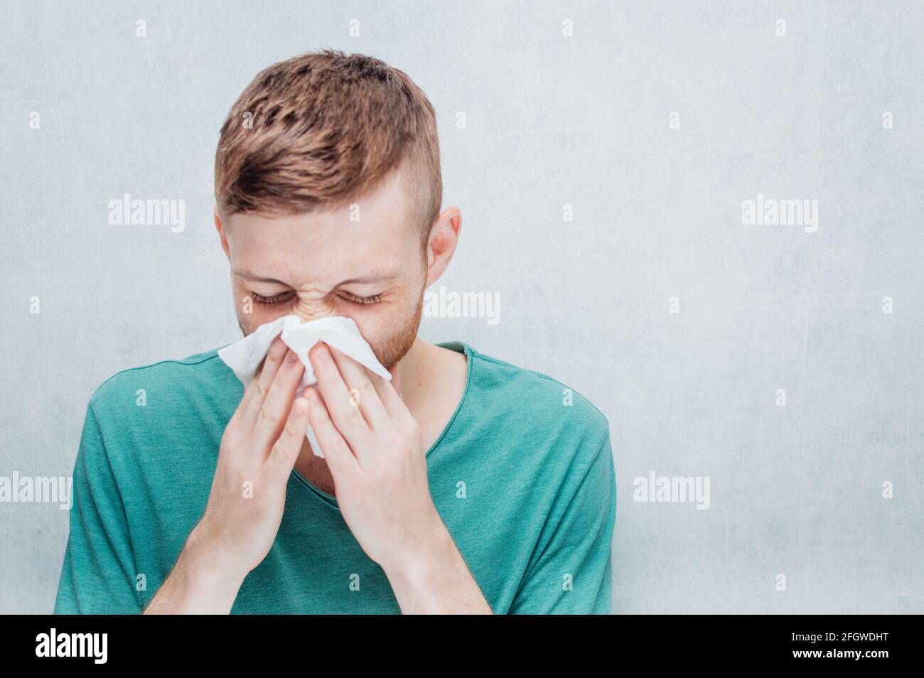 Ragazzo giovane è malato con l'influenza. Concetto di naso freddo e runny. Foto Stock