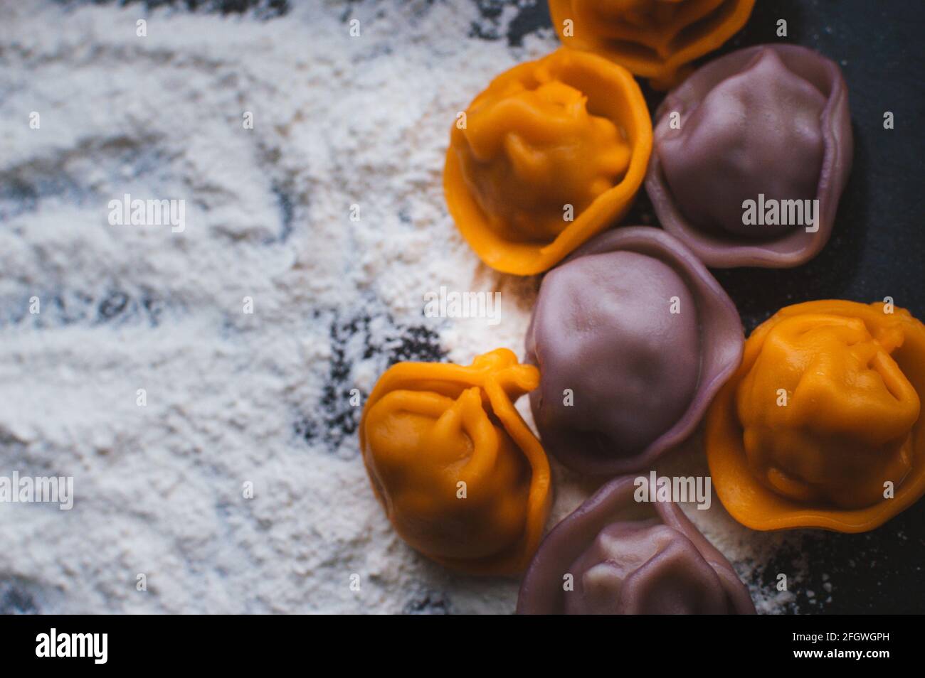 Gnocchi multicolore e farina bianca nelle vicinanze Foto Stock