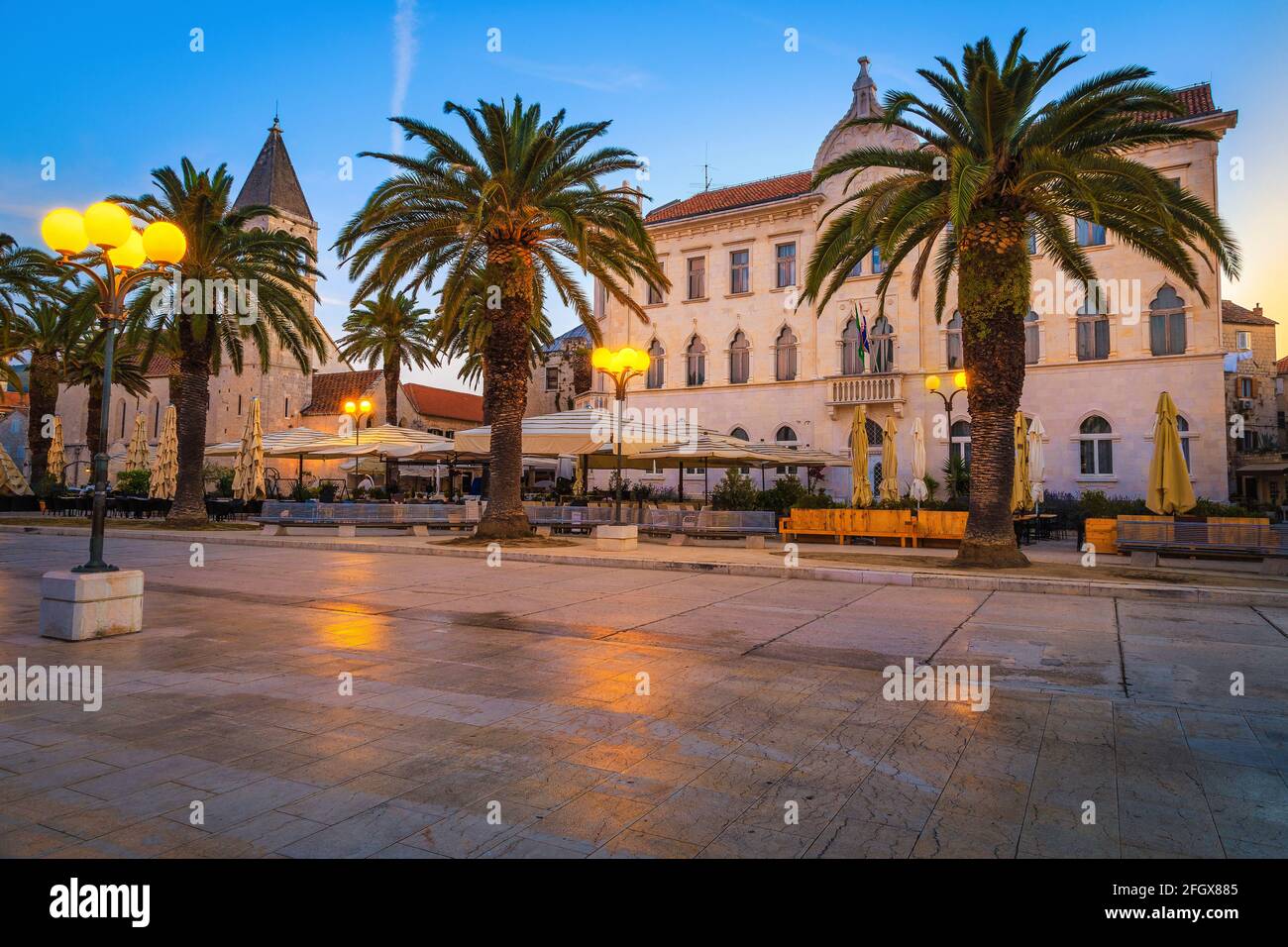 Fantastica passerella con bar di strada e caffè all'alba, Trogir, Dalmazia, Croazia, Europa Foto Stock