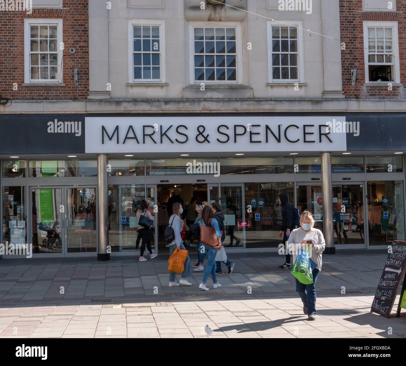 Ingresso per lo shopping di Marks & Spencer visto a Worthing, West Sussex, Inghilterra, Regno Unito Foto Stock