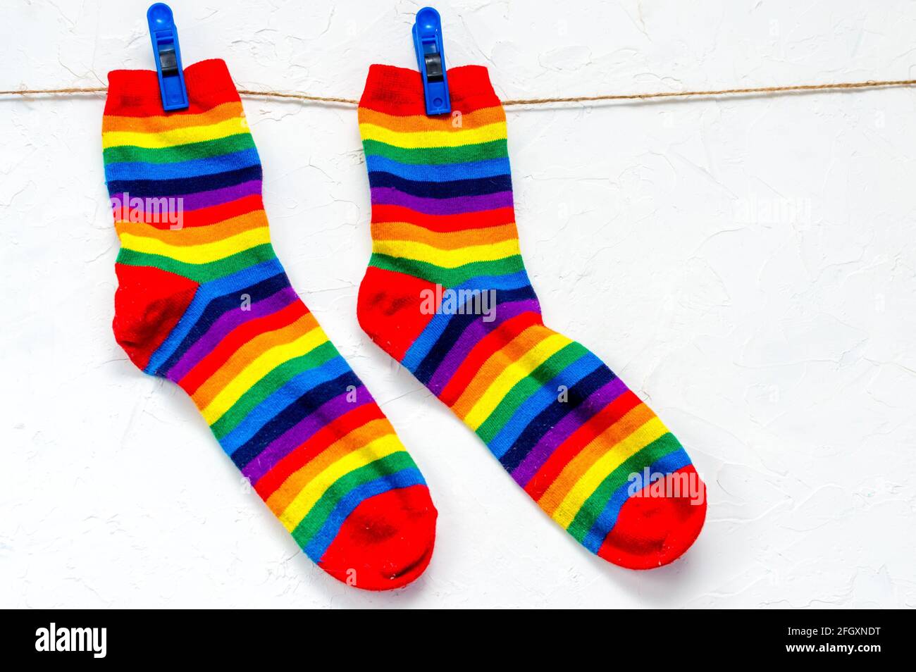 coppia di calze color arcobaleno. Simbolo LGBT Foto Stock