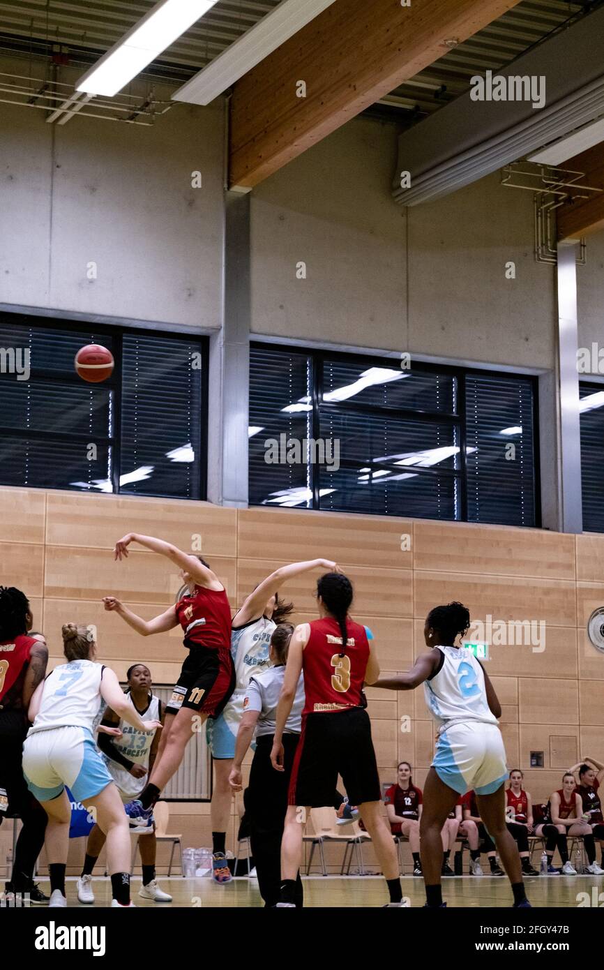 Dusseldorf, Germania. 24 Apr 2021. Punta fuori durante la Toyota 2. Basket Bundesliga Nord tra il Capitol Bascats Dusseldorf e Rheinland Lions a Wekita Sportarena a Dusseldorf Credit: SPP Sport Press Photo. /Alamy Live News Foto Stock