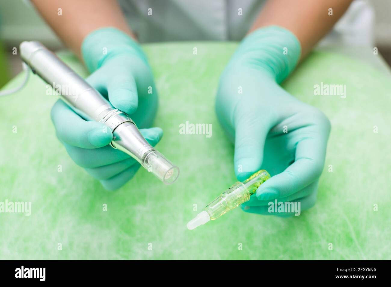Apparecchio per mesoterapia frazionale. Fiala per mesoterapia. Mani di un estetista da vicino Foto Stock