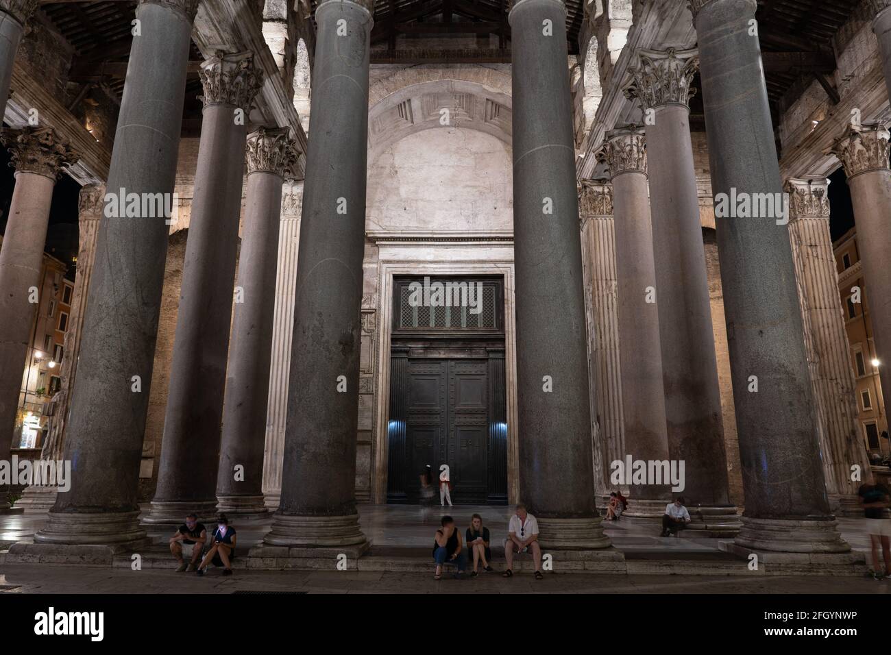 Colonne corinzie del portico monumentale del Pantheon di notte, antico tempio romano del 125 d.C. nella città di Roma, Lazio, Italia Foto Stock