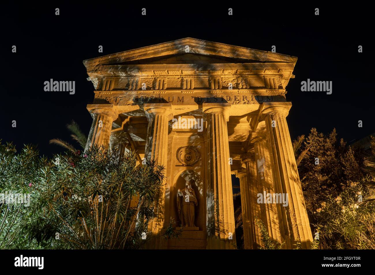 Monumento a Sir Alexander Ball sotto forma di tempio neoclassico di notte nei Giardini di Lower Barrakka, Valletta, Malta Foto Stock