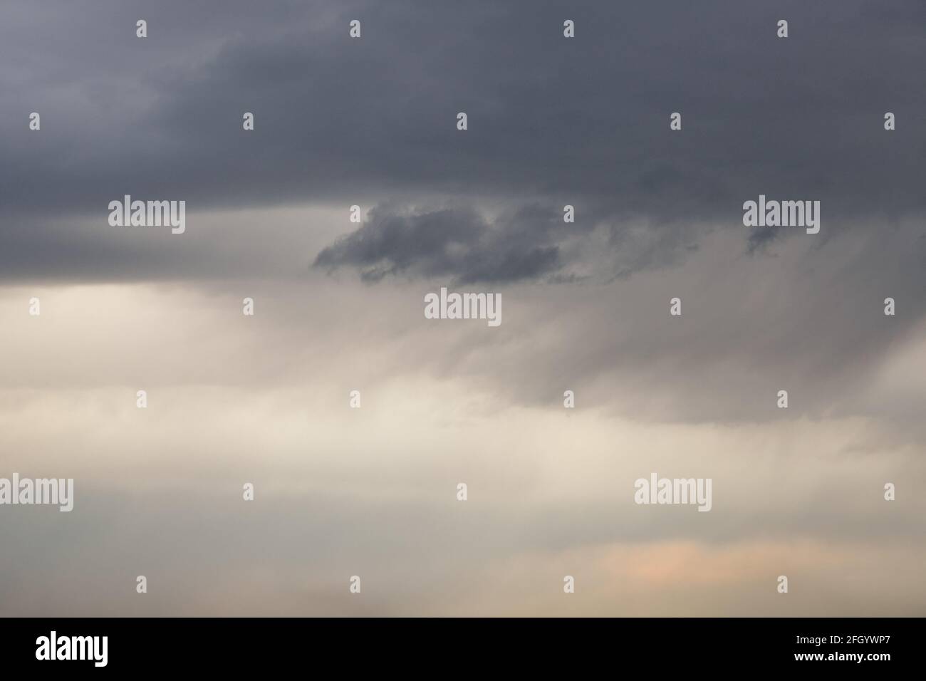 Cielo sovrastato da nuvole piovose, sfondo astratto grigio umore. Foto Stock
