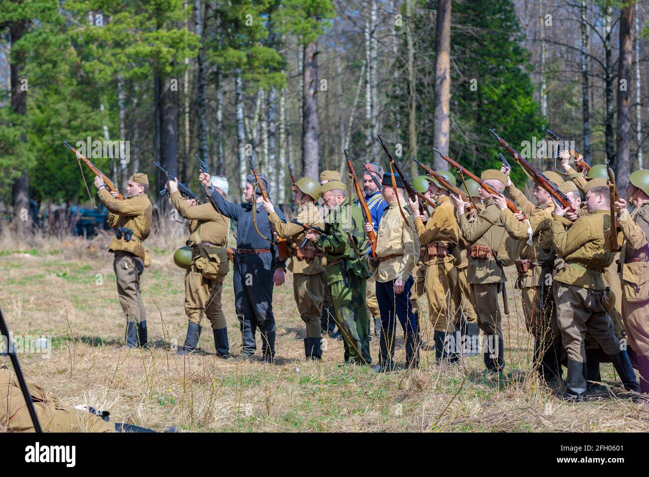 Ricostruzione della seconda guerra mondiale. I soldati russi celebrano la vittoria, un volley di fucili verso l'alto. La Grande Guerra Patriottica. Liberazione di Ode Foto Stock