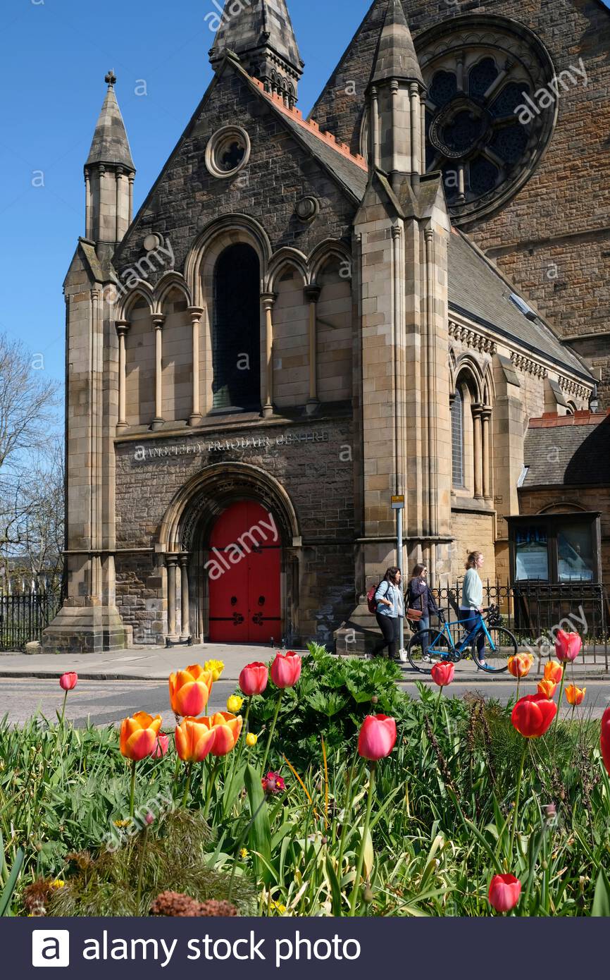 Edimburgo, Scozia, Regno Unito. 25 Aprile 2021. Tulipani in primavera fioriscono al Mansfield Traquair Center in una giornata gloriosa e calda e soleggiata. Credit: Craig Brown/Alamy Live News Foto Stock