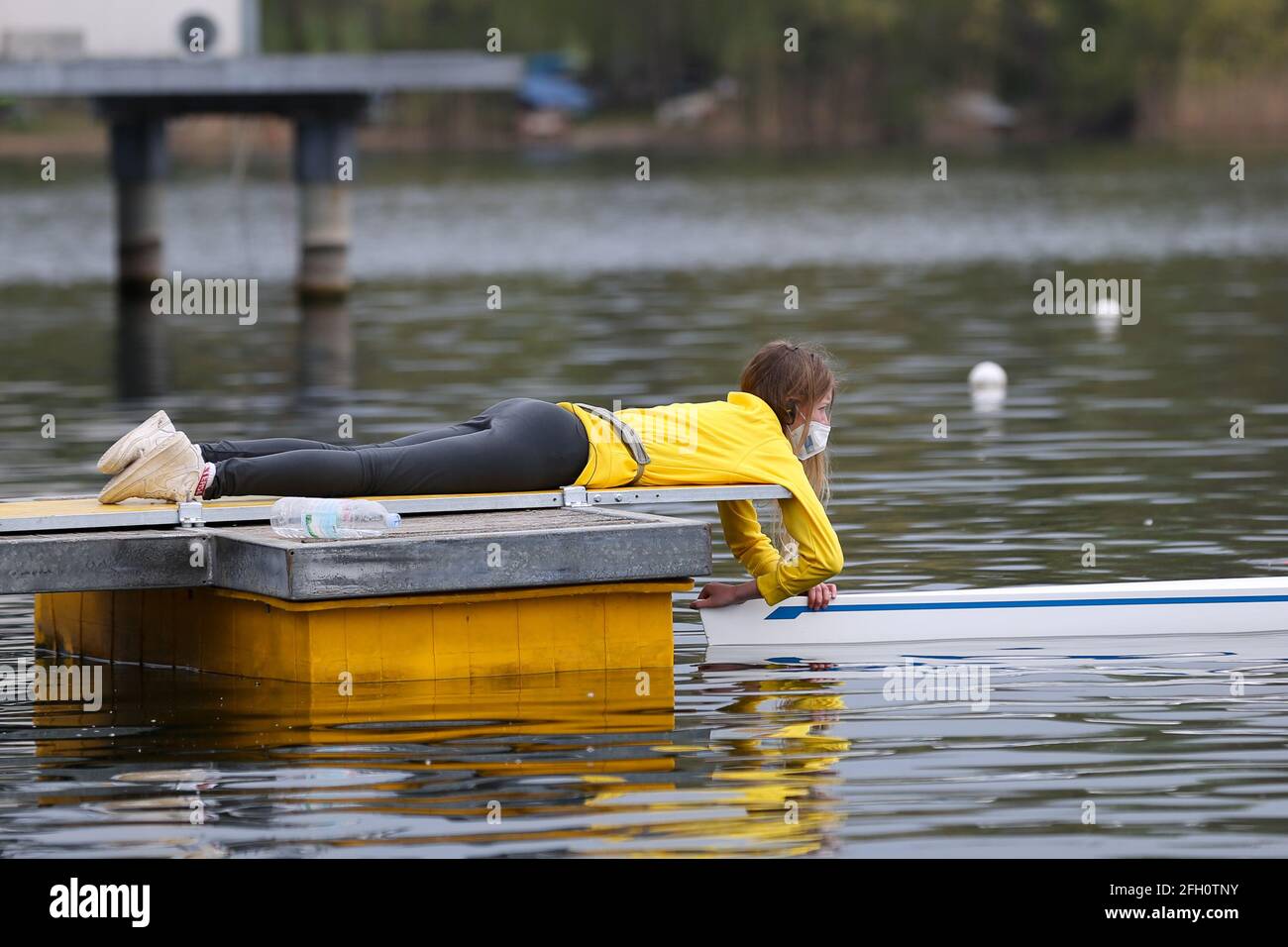 Un volontario alla linea di partenza il giorno 2 al Campionato europeo di canottaggio sul lago di Varese il 10 aprile 2021 a Varese Foto Stock