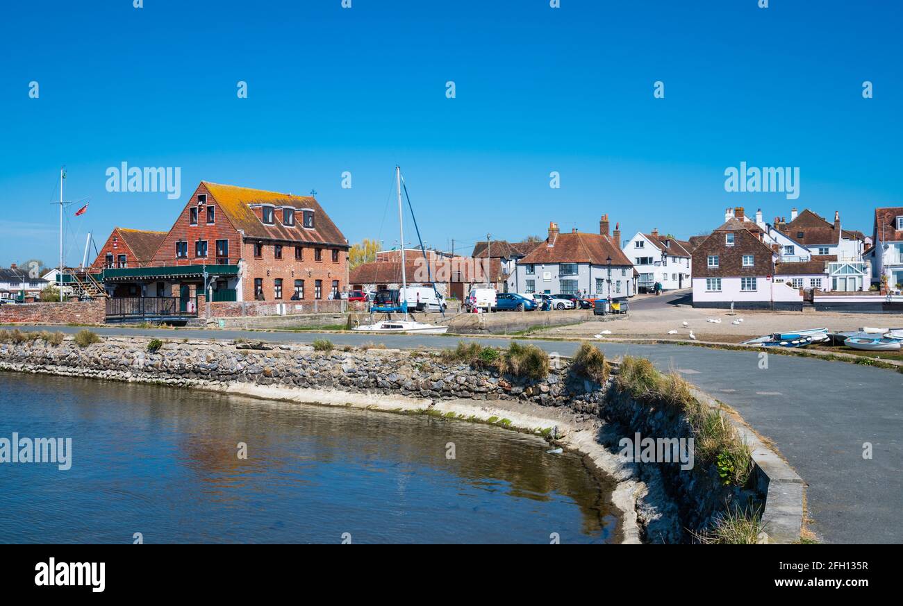 Vista del porto e dell'edificio del Club di vela Emsworth Slipper nella città di pescatori di Emsworth, Hampshire, Inghilterra, Regno Unito. Foto Stock