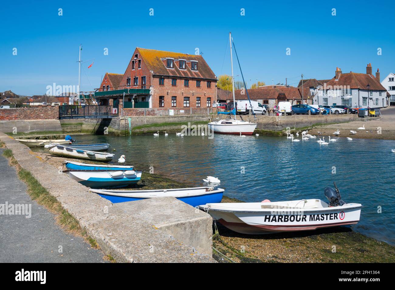 Vista del porto e dell'edificio del Club di vela Emsworth Slipper nella città di pescatori di Emsworth, Hampshire, Inghilterra, Regno Unito. Foto Stock