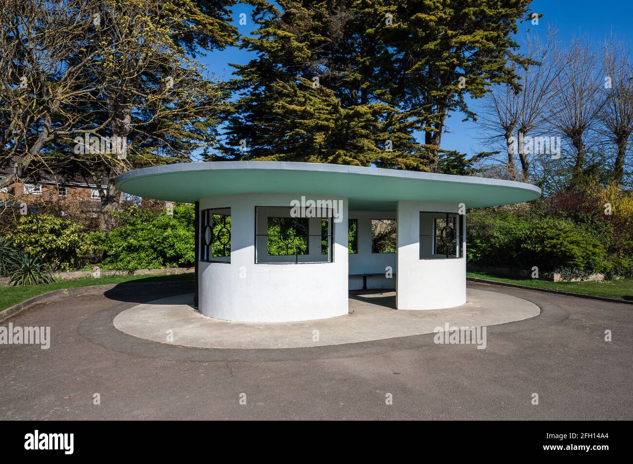 Rifugio in stile Art Deco costruito negli anni '30 a Mewsbrook Park, Littlehampton, West Sussex, Inghilterra, Regno Unito. Foto Stock