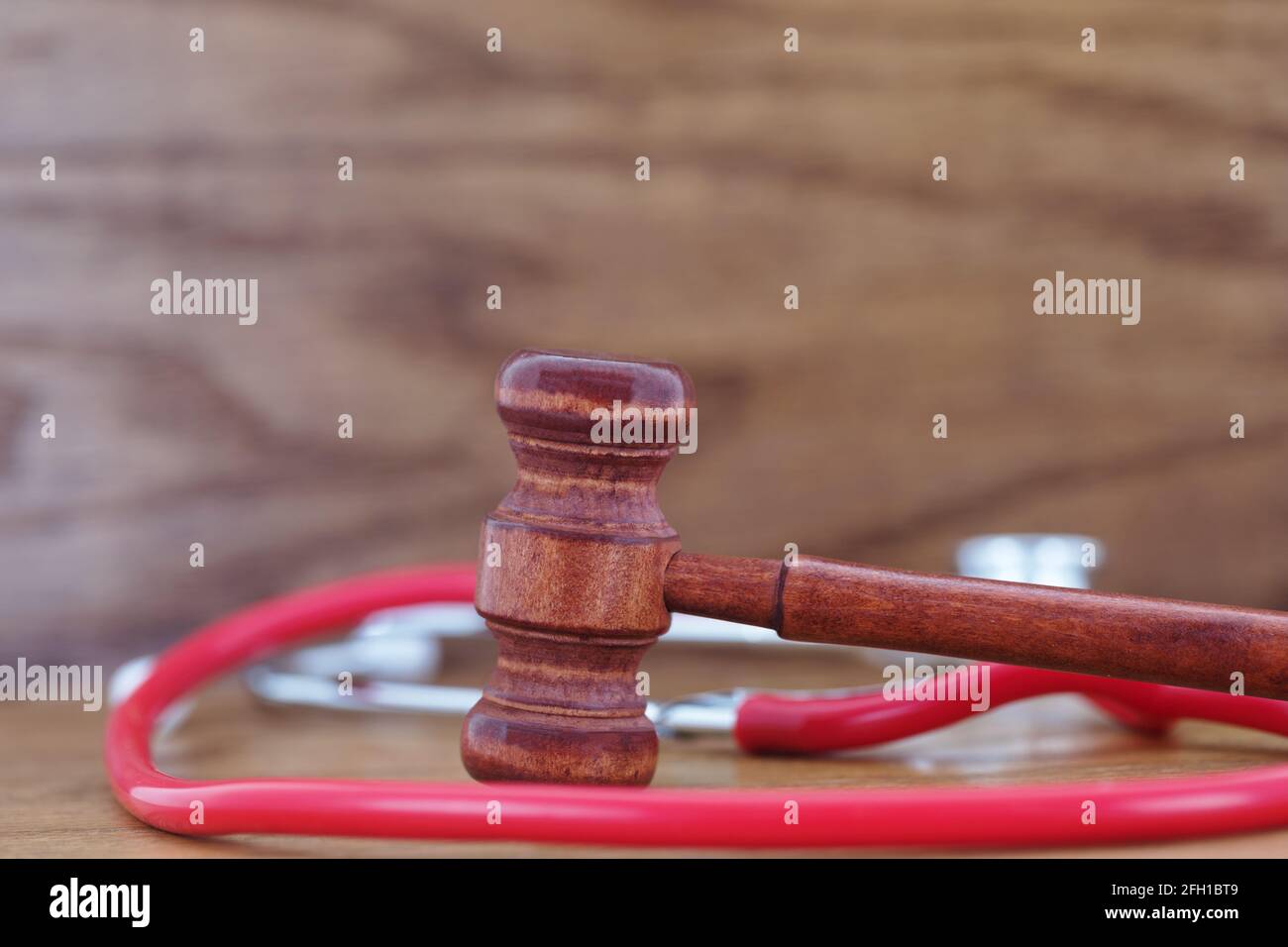 Gavel e stetoscopio si combinano come simboli di giustizia ed equità nell'assistenza sanitaria e nell'assistenza degli anziani nell'immagine di concetto di questioni sociali moderne Foto Stock
