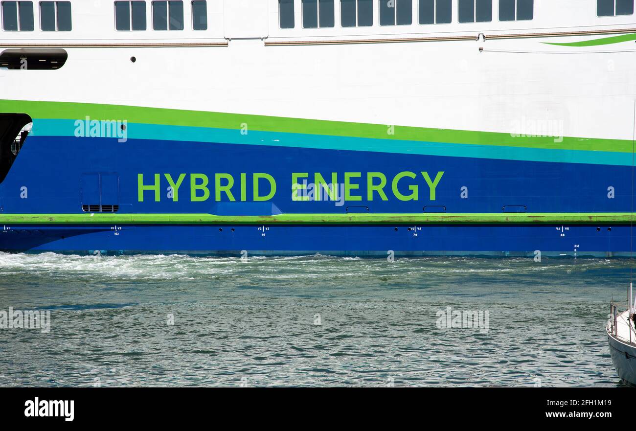 Portsmouth, Inghilterra, Regno Unito. 2021. Traghetto ibrido a energia con cartello verde dipinto sullo scafo. Foto Stock