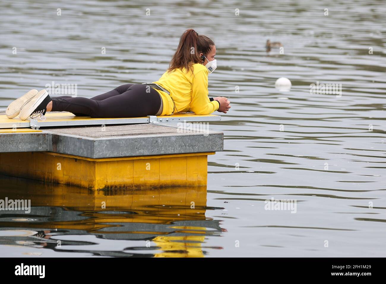 Un volontario alla linea di partenza il giorno 2 al Campionato europeo di canottaggio sul lago di Varese il 10 aprile 2021 a Varese Foto Stock