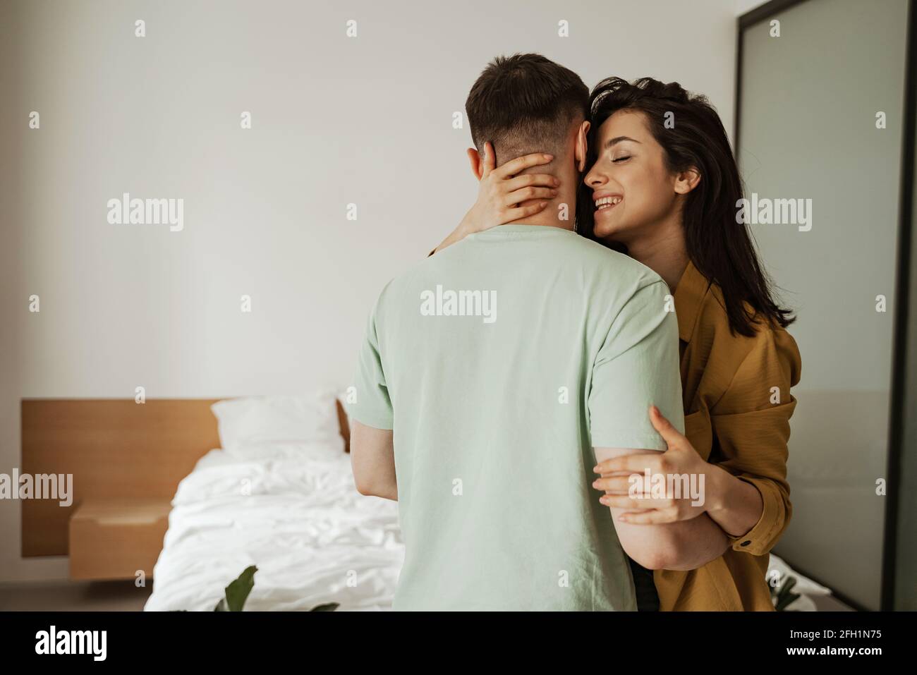 Felice giovane coppia è abbracciando e mostrando i loro sentimenti, da vicino. Giovane famiglia che si sposta in un nuovo appartamento Foto Stock