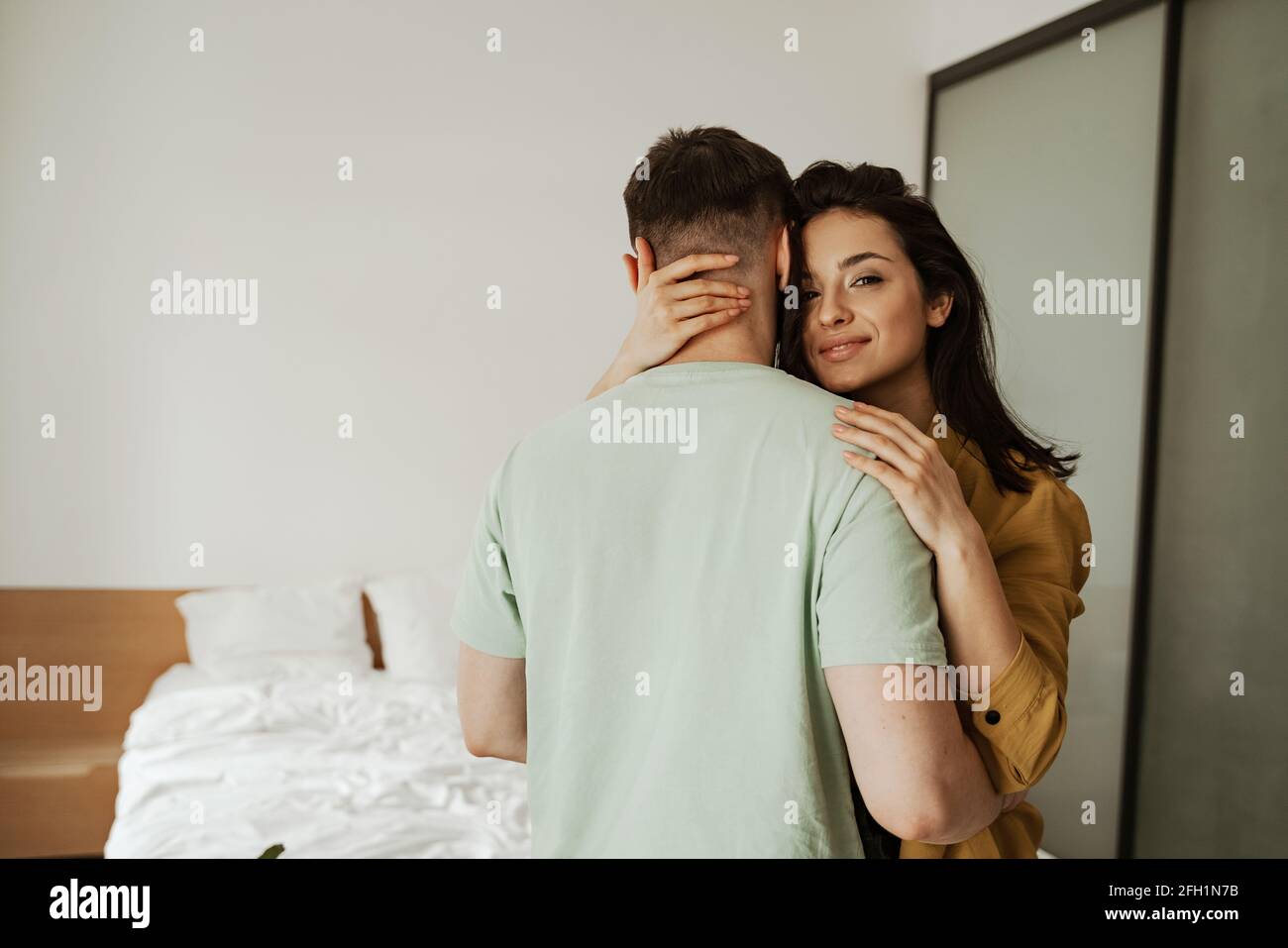 Felice giovane coppia è abbracciando e mostrando i loro sentimenti, da vicino. Giovane famiglia che si sposta in un nuovo appartamento Foto Stock