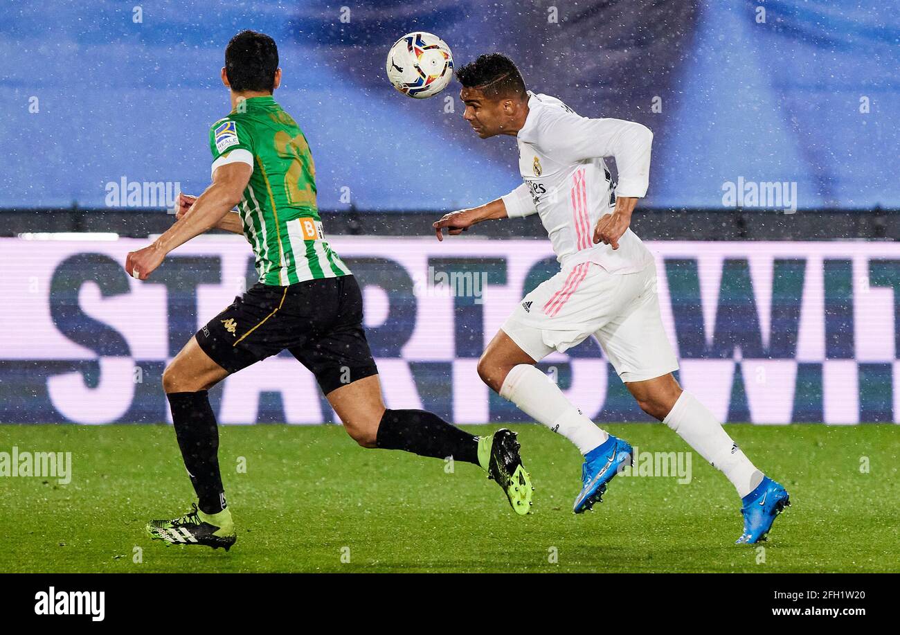 Carlos H. Casemiro del Real Madrid e Aissa Mandi del Real Betis in azione durante la Liga match Round 32 tra Real Madrid e Real Betis Balompie a Valdebebas.Punteggio finale; Real Madrid 0:0 Real Betis Balompie. Foto Stock