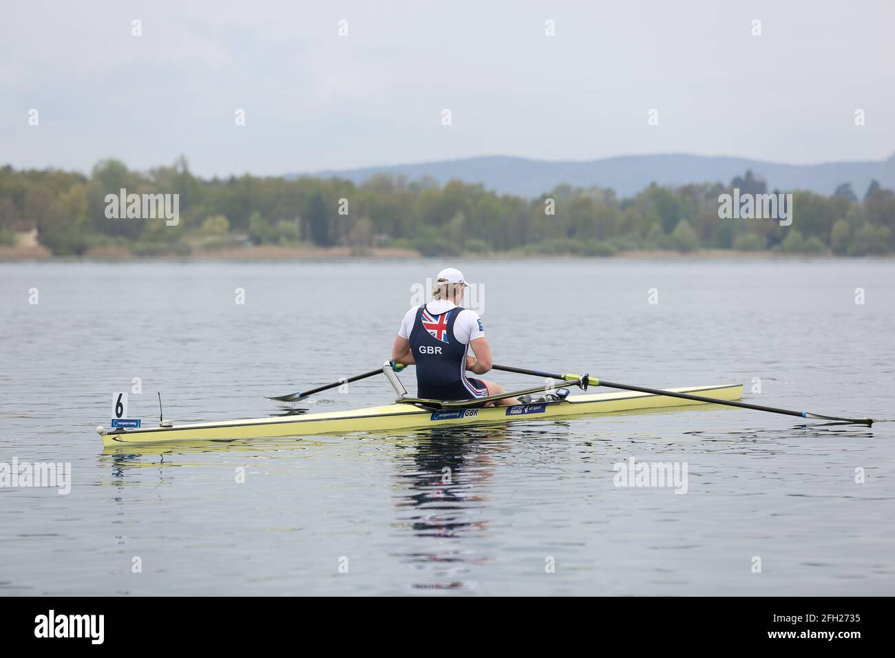 Matthew Haywood della Gran Bretagna compete nel singolo degli uomini Sculls Semifinale A/B 2 il giorno 2 all'europeo Campionato di canottaggio sul lago di Varese su UN Foto Stock