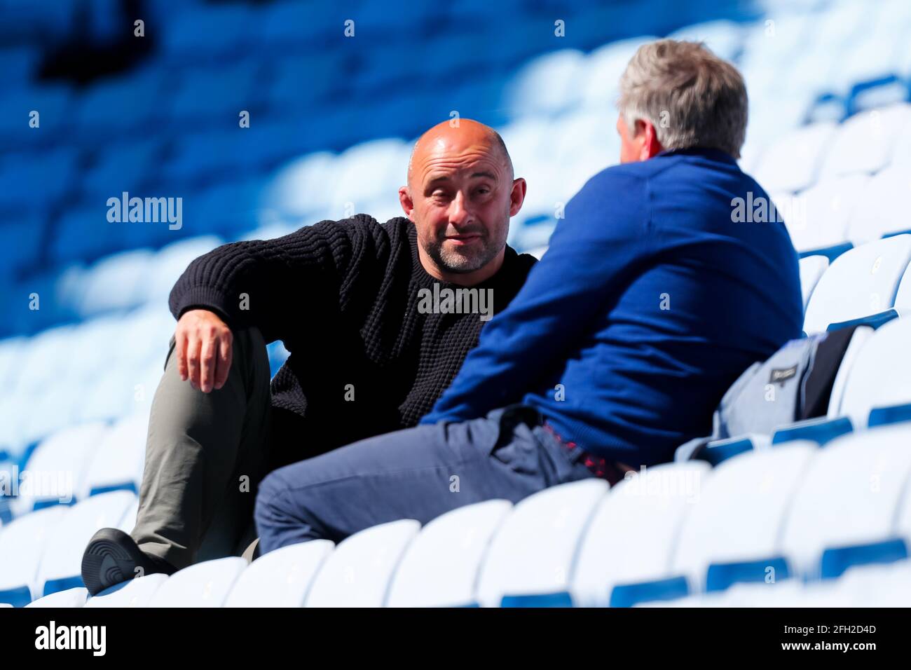 Ricoh Arena, Coventry, West Midlands. 25 aprile 2021; Rugby, Wasps contro Bath Rugby; commentatori TV David Flatman e Mark Durden-Smith si rilassano al sole prima del calcio d'inizio Credit: Action Plus Sports Images/Alamy Live News Credit: Action Plus Sports Images/Alamy Live News Foto Stock